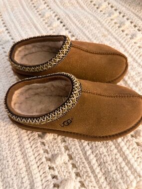 UGG Kids Chestnut Slip-On Shearling-Lined Slippers